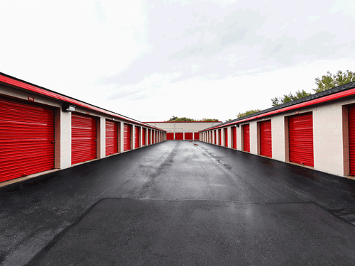 5 Benefits of Renting a Drive Up Storage Unit post