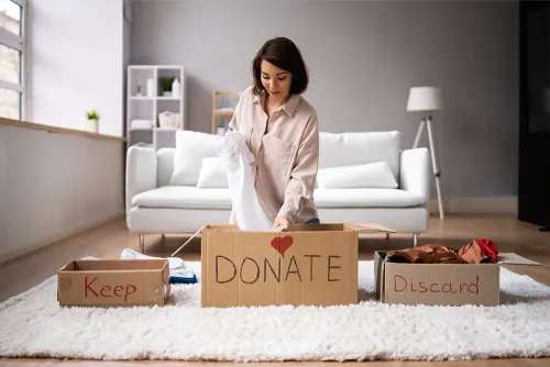 6 Tips for Decluttering Your Closet post